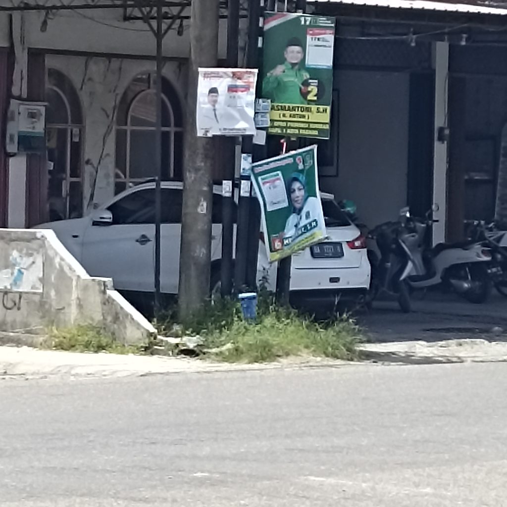 Ternyata masih ada poster caleg dipasang dan ditempel di Fasilitas umum