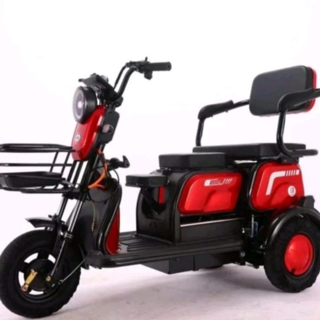 Dua Orang Anak Mengendarai Motor Listrik Nyaris Di Lindas Truk