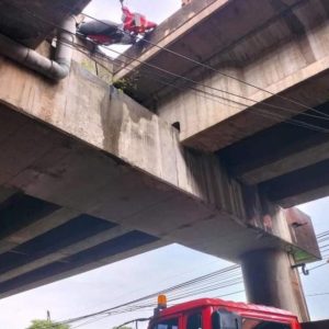 Motor Nyangkut, Pengendara Terjun Bebas Dari Jembatan Setinggi 7 M
