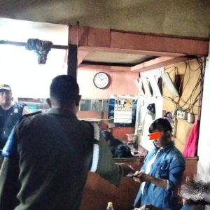 Seorang Wanita Digelandang Satpol PP Padang Di Sebuah Kafe