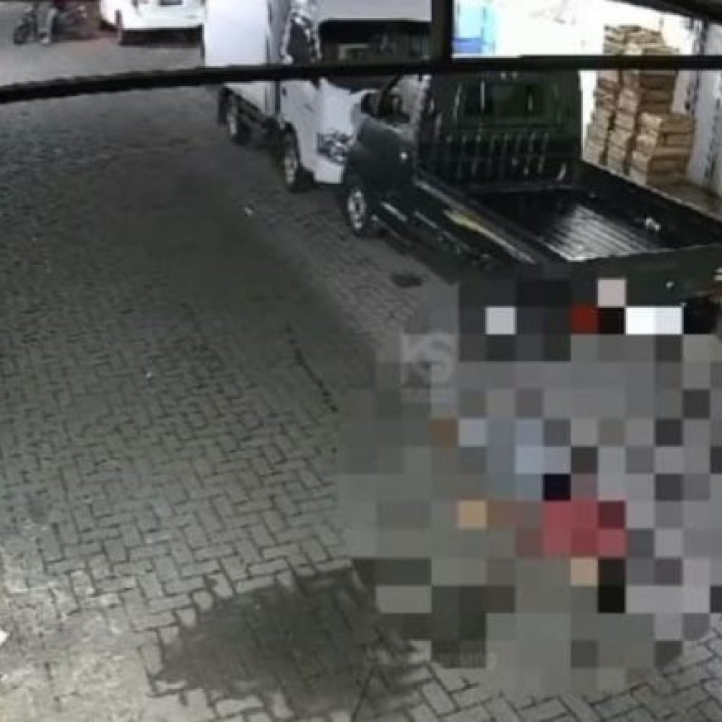 Ditusuk Dengan Pisau, Setelah Jatuh Masih Dibacok