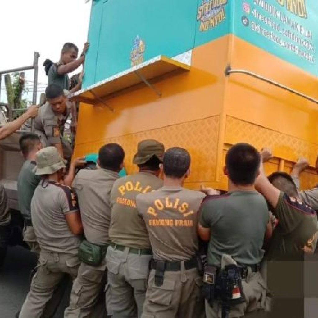 Karena Tidak Diindahkan Terpaksa Amankan Belasan Lapak PKL