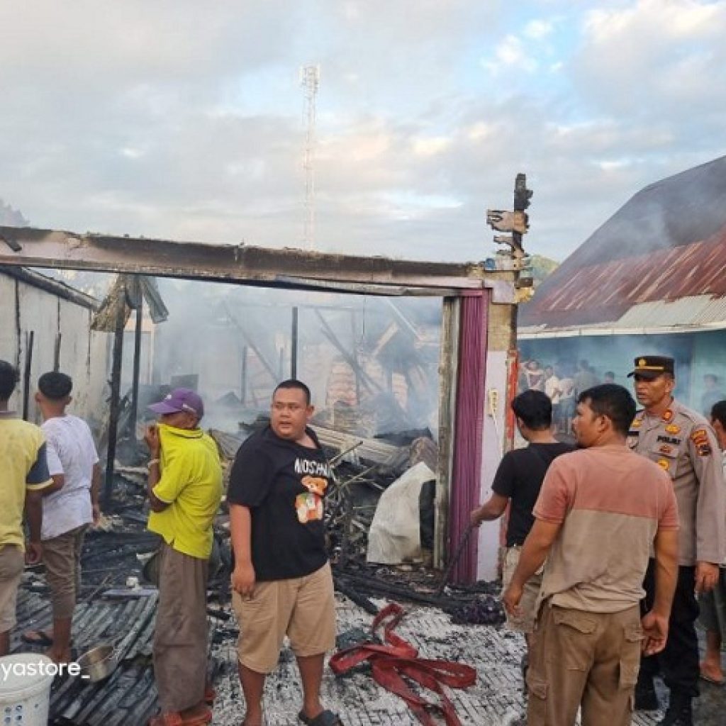 Empat Unit Ruko Di Lahap Si Jago Merah, Polsek Lembah Melintang Bantu Warga Padamkan Api