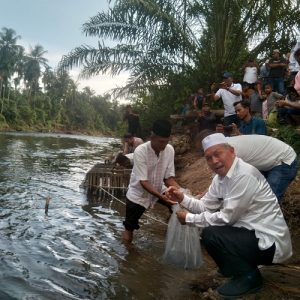 Jaga Dan Lestarikan Sumber Daya Alam, Bupati Hamsuardi Tebar 10.000 Bibit Ikan Di Pokmaswas Muda Karya Ujung Gading