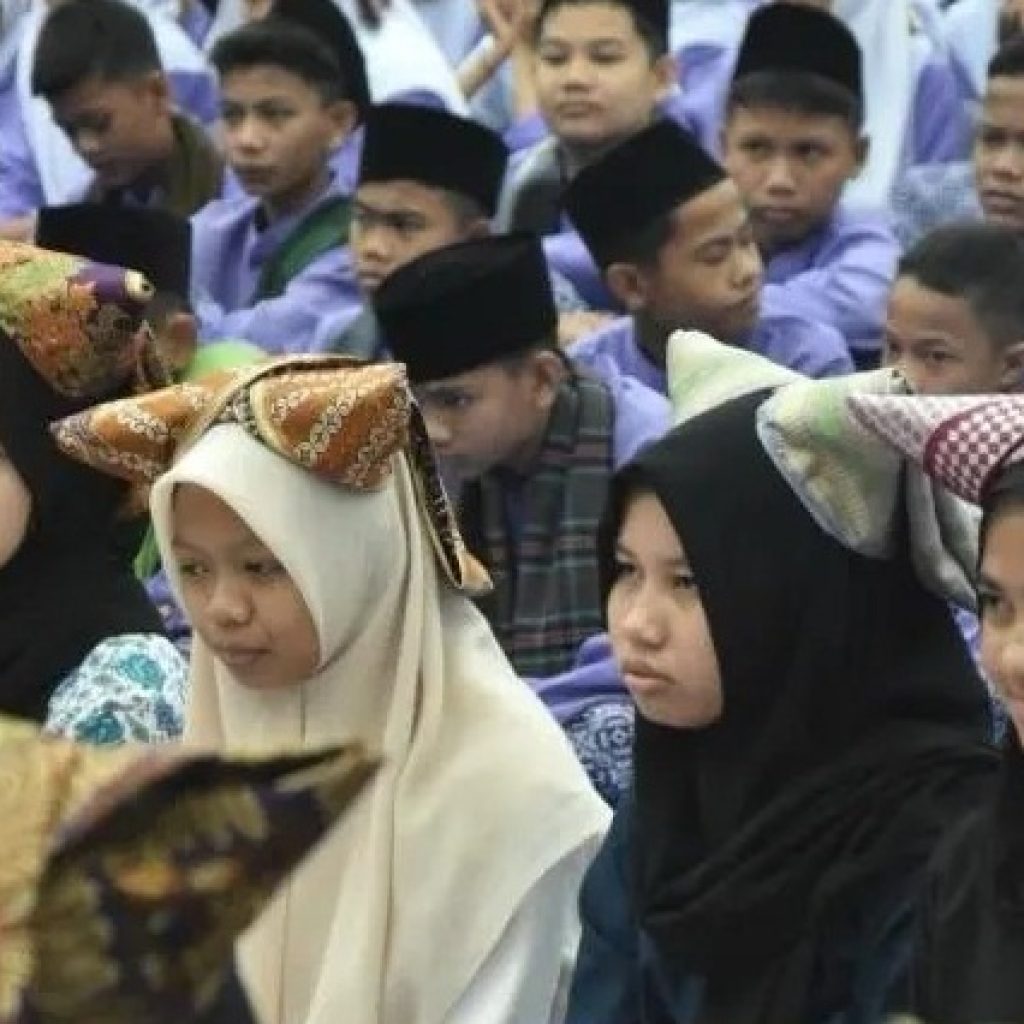 Keminangkabauan SMP 34 Padang, Siswa Unjuk Kebolehan “Makan Bajamba”