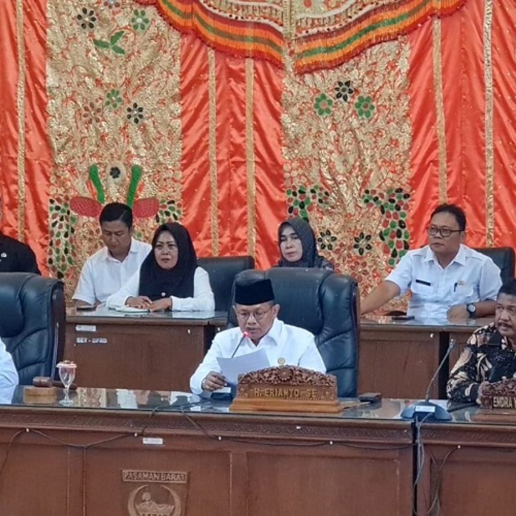 Rapat Paripurna DPRD Pasbar Dalam Rangka Penyampaian Nota LKPJ Bupati Pasbar Tahun Anggaran 2023