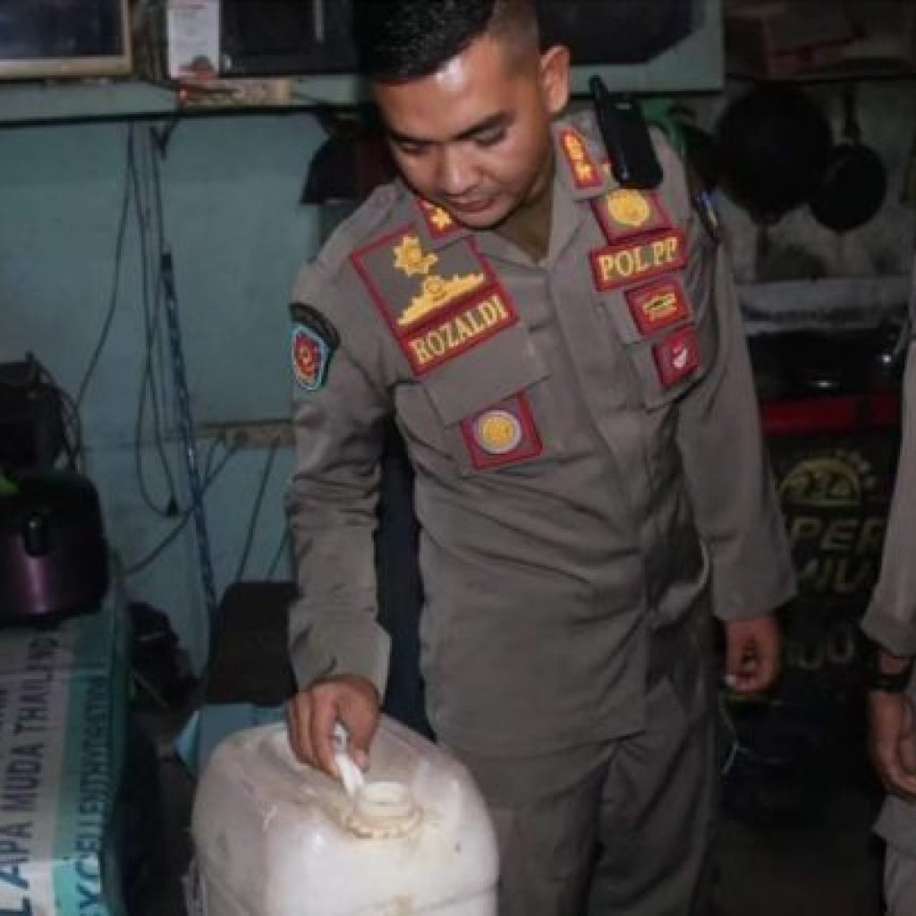 Satu Jerigen Minuman Tuak Fermentasi Disita Disebuah Kedai Kopi Kawasan Kec. Lubeg