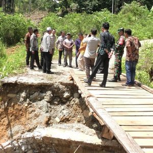 Tinjau Jembatan Putus Rura Patontang, Bupati Hamsuardi Desak Pengerjaan Jembatan Permanen Secepat Mungkin