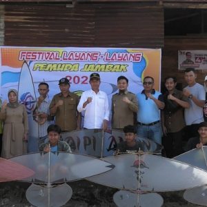 Wabup Risnawanto Buka Festival Layang-layang Di Nagari Lingkuang Aua Jambak