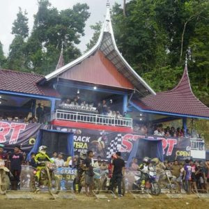 Wabup Risnawanto Resmi Menutup Grasstrack Open Sumatera Peridon Siap Maju 2024, Crosser Unggul Raih Hadiah Jutaan Rupiah