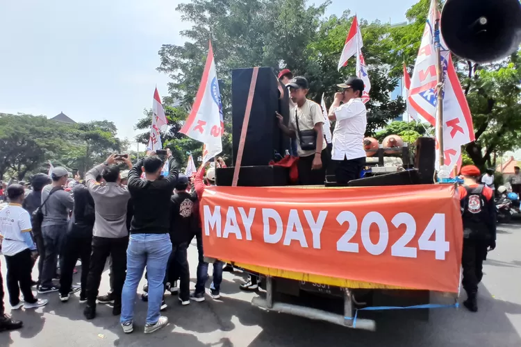 Aksi May Day 2024 : Ribuan Buruh Serukan Pembatalan Omnibus Law dan Penghapusan Outsourcing