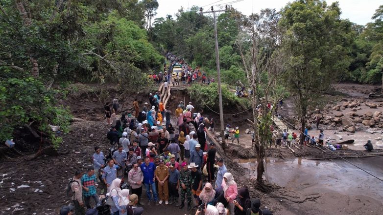 Banjir Bandang Tanah Datar, Jembatan Putus, Bupati Eka Putra Turun Tangan Bangun Darurat