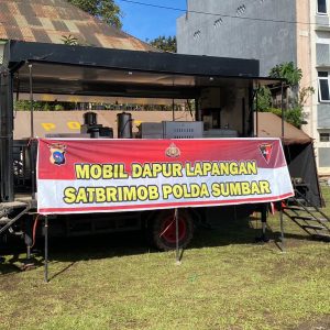 Dapur Lapangan Polda Sumbar Bantu Korban Galodo Agam