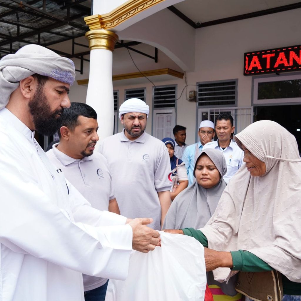 Delegasi Uni Emirat Arab Bantu Korban Banjir Tanah Datar