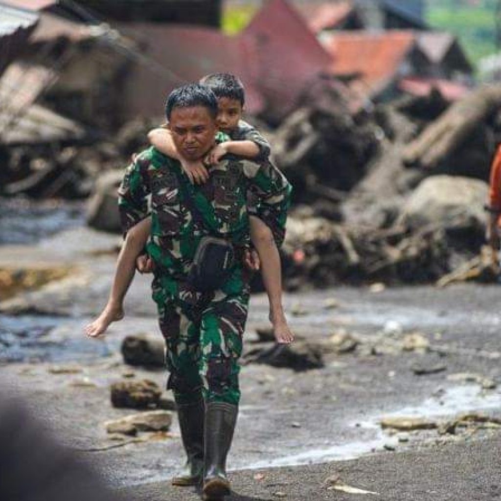 Prajurit TNI melakukan evakuasi korban pasca banjir bandang di Nagari Bukik Batabuah, Agam, Sumatera Barat, 12/05/2024. (ANTARA FOTO)
