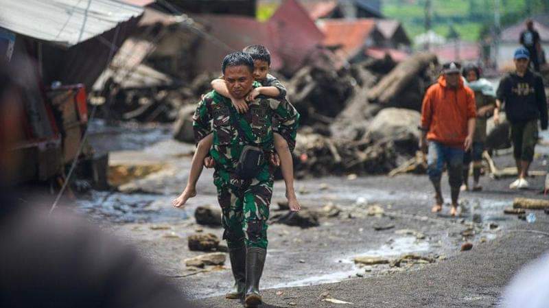 Prajurit TNI melakukan evakuasi korban pasca banjir bandang di Nagari Bukik Batabuah, Agam, Sumatera Barat, 12/05/2024. (ANTARA FOTO)