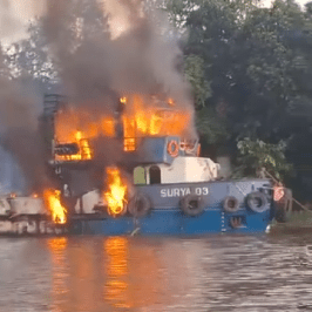 Geger! Dua Kapal Terbakar di Sungai Barito, 10 ABK Hilang, Pencarian Masih Berlangsung3