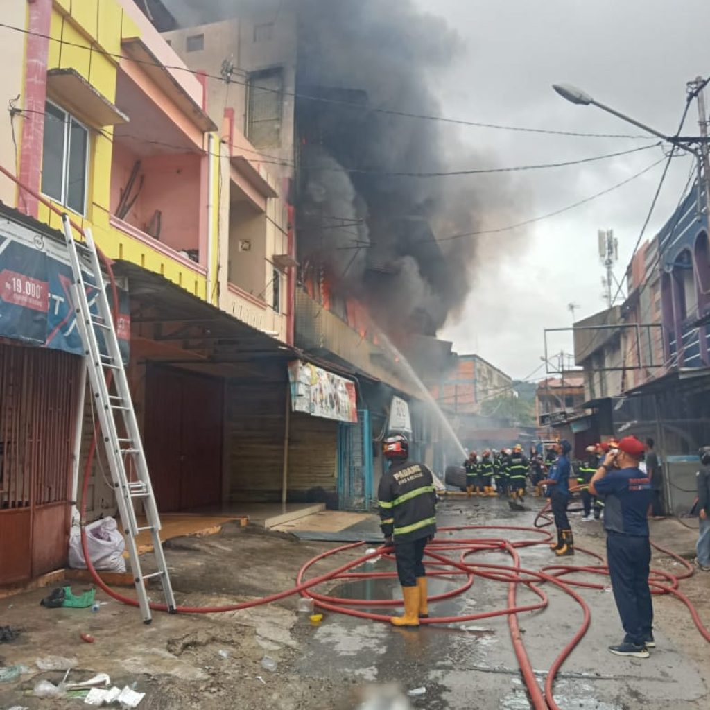 Toko Mainan Dan Petasan Ludes Terbakar Di Padang
