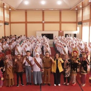 Musfi Yendra Ketua KI Sumbar Kukuhkan 2000 Duta KIP
