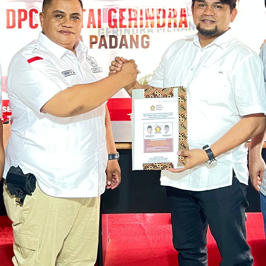 Tokoh muda dari Lubuk Kilangan Dani Faizal mengambil formulir pendaftaran bakal calon Walikota di DPC Partai Gerindra Kota Padang, Selasa, 7 Mei 2024