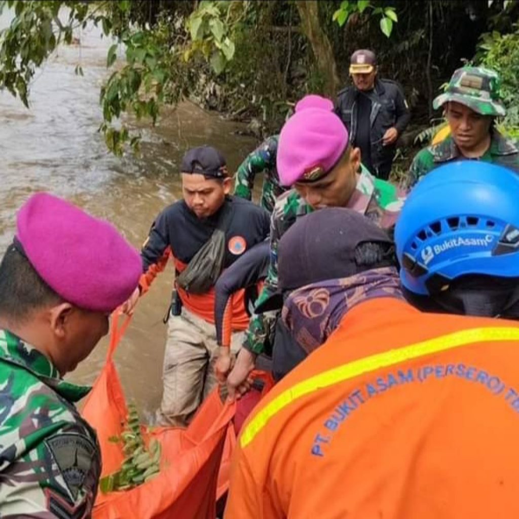 Dedikasi Tiada Henti: Prajurit Yonmarhanlan II Padang Temukan Korban Bencana Marapi