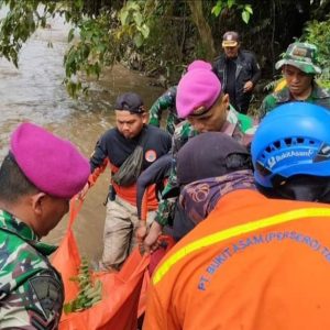 Dedikasi Tiada Henti: Prajurit Yonmarhanlan II Padang Temukan Korban Bencana Marapi