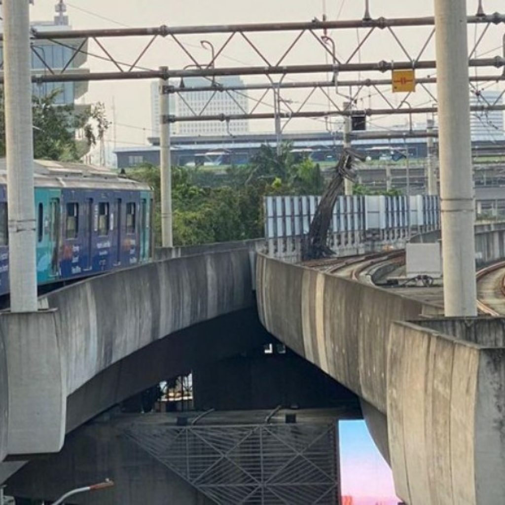Insiden Besi Gedung Kejagung Proyek Runtuh Ganggu Layanan MRT Jakarta