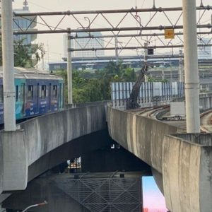 Insiden Besi Gedung Kejagung Proyek Runtuh Ganggu Layanan MRT Jakarta