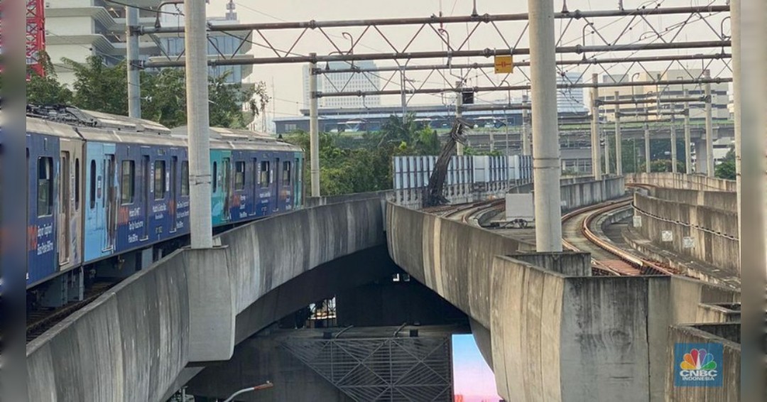 Insiden Besi Gedung Kejagung Proyek Runtuh Ganggu Layanan MRT Jakarta
