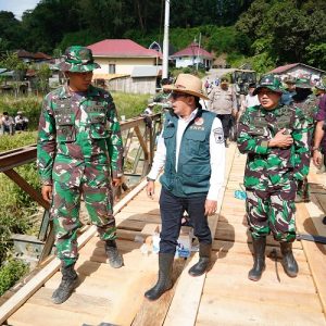 Jembatan Darurat Selesai Dibangun, Bupati Eka Putra Kunjungi Tempat Pengungsian di Jorong Aie Mancua