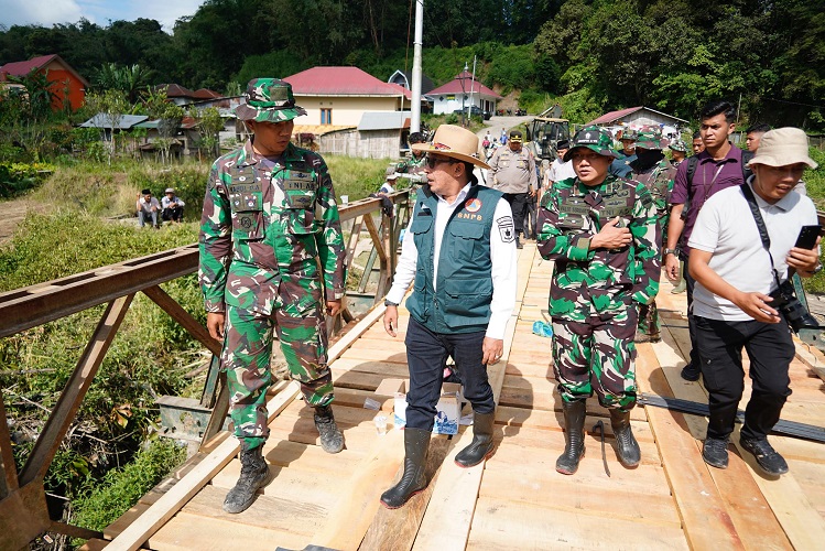 Jembatan Darurat Selesai Dibangun, Bupati Eka Putra Kunjungi Tempat Pengungsian di Jorong Aie Mancua