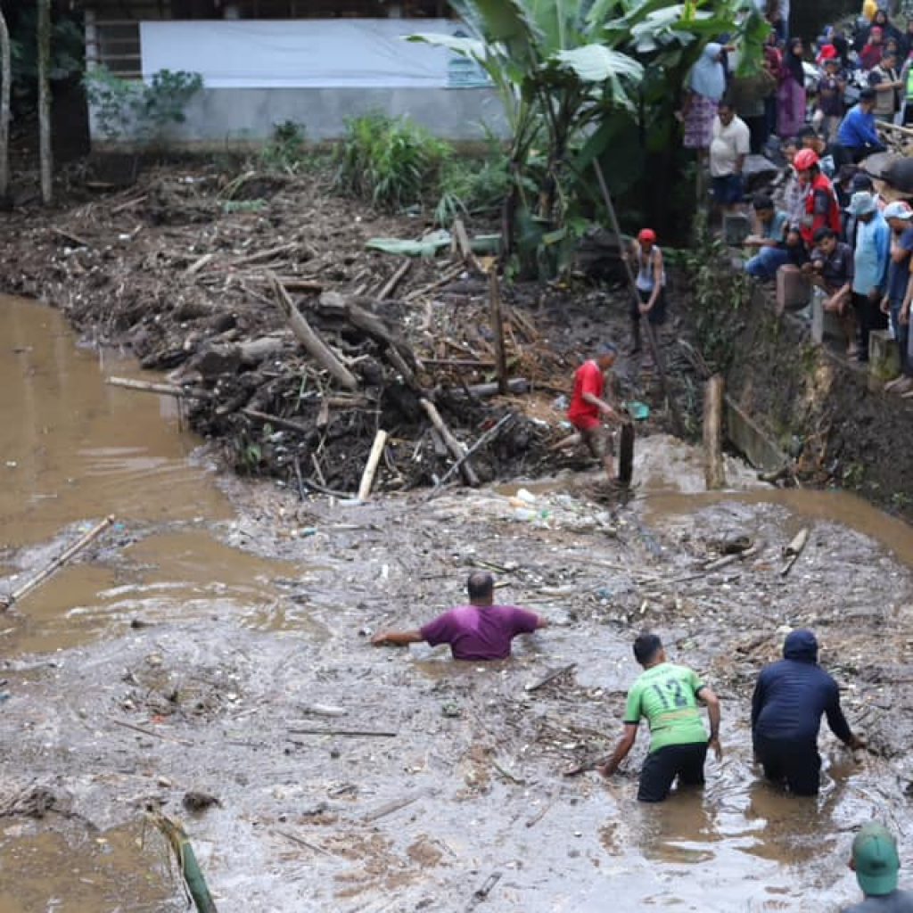 Lahar Dingin Marapi Bawa Material Kayu dan Batu, Batang Jirek Dipenuhi Sisa Banjir