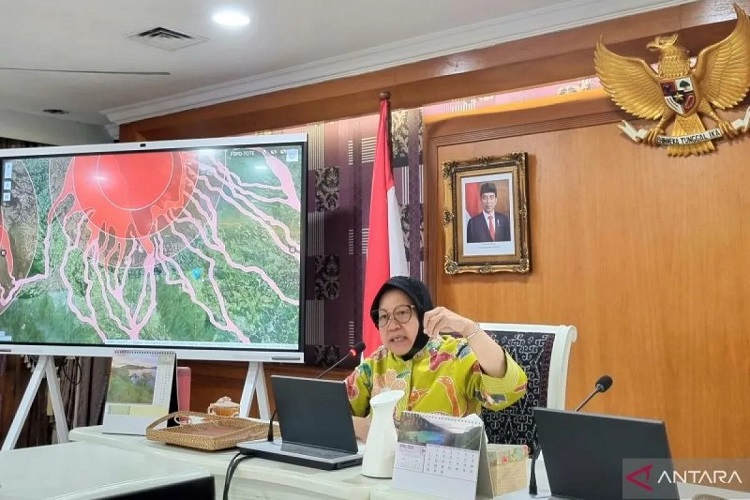 Mensos Risma: Posko Pengungsian Harus Jauh dari Jalur Lahar Dingin Marapi