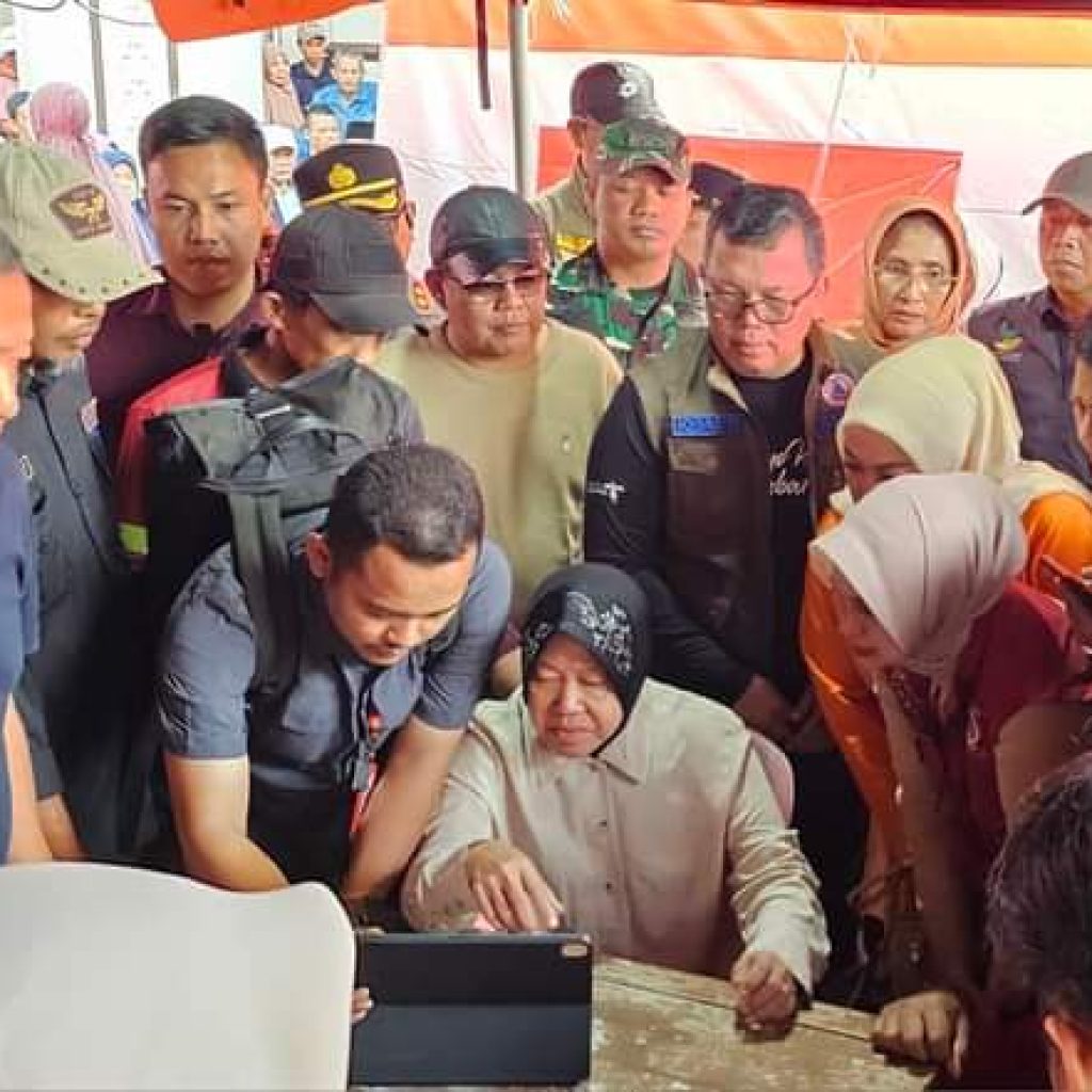 Mensos Risma Tinjau Pengungsian di Tanah Datar dan Minta Relokasi Posko untuk Keselamatan