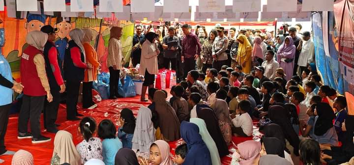 Mensos Risma Tinjau Pengungsian di Tanah Datar dan Minta Relokasi Posko untuk Keselamatan