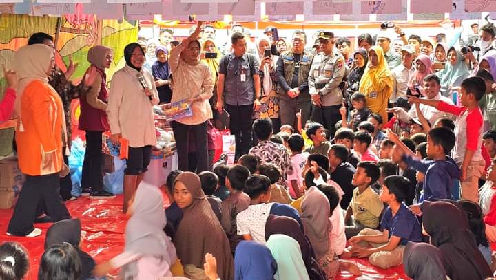 Mensos Risma Tinjau Pengungsian di Tanah Datar dan Minta Relokasi Posko untuk Keselamatan