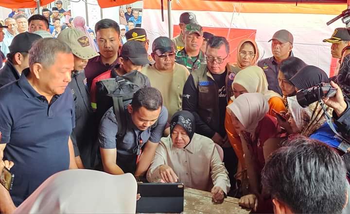 Mensos Risma Tinjau Pengungsian di Tanah Datar dan Minta Relokasi Posko untuk Keselamatan