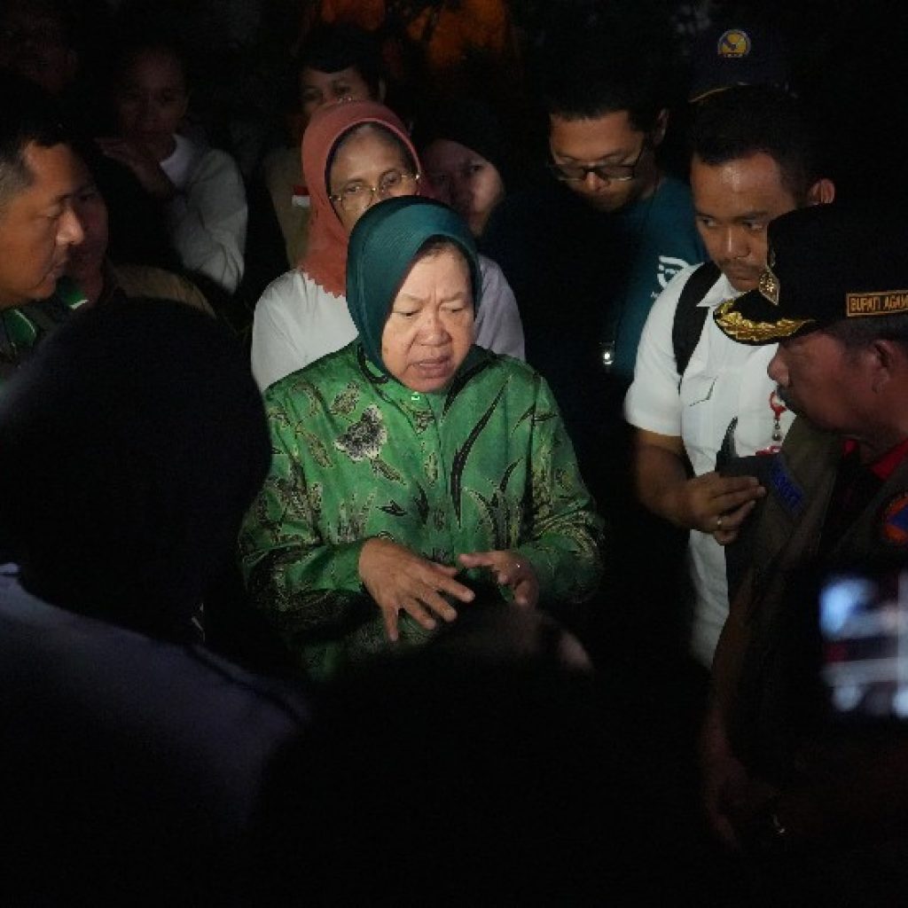 Mensos Tri Rismaharini Kunjungi Korban Banjir Lahar Dingin di Sumatera Barat