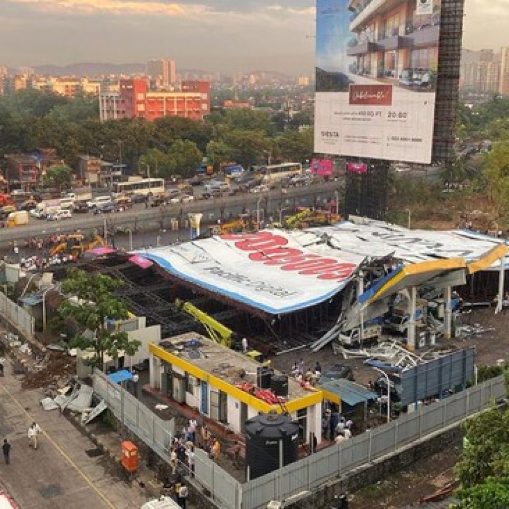 Papan Reklame Raksasa Runtuh di India, 14 Orang Tewas 3