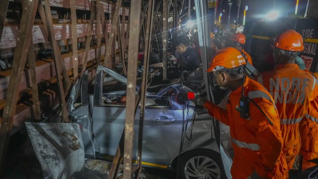 Papan Reklame Raksasa Runtuh di India, 14 Orang Tewas 3