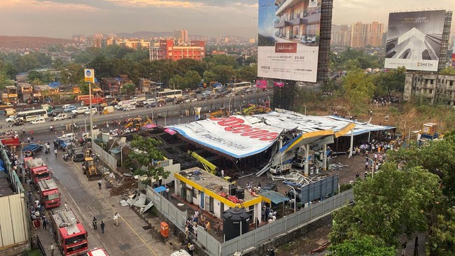 Papan Reklame Raksasa Runtuh di India, 14 Orang Tewas 3