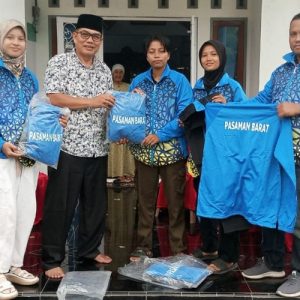 Anggota DPRD Pasaman Barat Serahkan Bantuan Sarana Olahraga Futsal kepada Tim Futsal Refakin