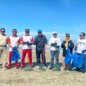 DPRD Pasaman Barat Bersama Bupati Hamsuardi Lakukan Aksi Bersih Pantai Muaro Sasak dalam Peringatan Hari Bhayangkara