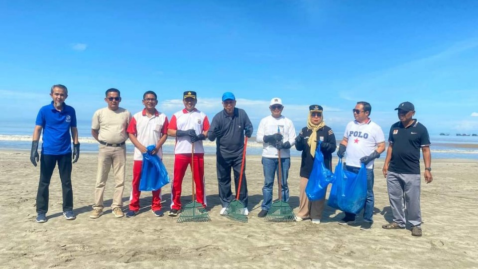 Bakti Sosial Pantai Muaro Sasak, Hari Bhayangkara Ke-78, Bupati Pasaman Barat, Kebersihan Pantai Sasak, Polres Pasaman Barat, Wisata Pantai Sasak, Forkopimda Pasbar