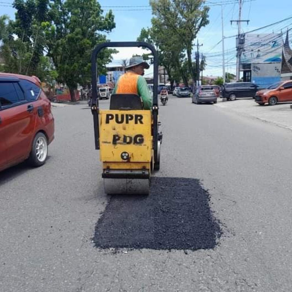 Perbaikan Jalan di Padang: 85 Titik Ditambal dan 20 Titik Dicor hingga Mei 2024