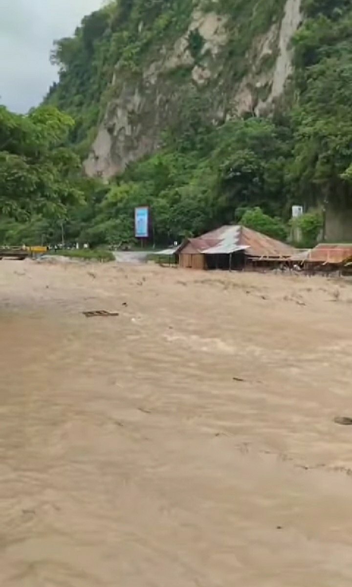 Sungai Ngarai Sianok Meluap, Banjir Terjadi di Kayu Kubu Bukittinggi. (Dok. Tangkapan layar dari unggahan video akun instagram @sudutbukittinggi