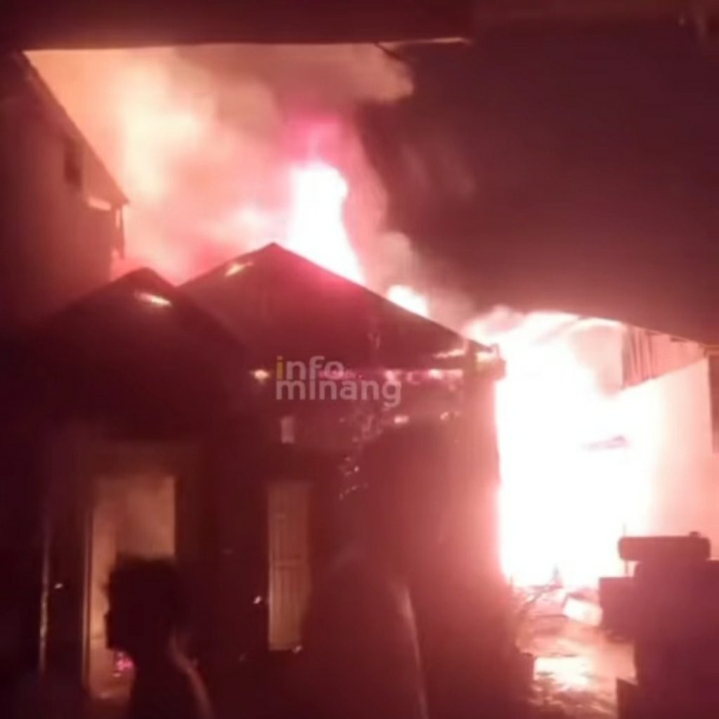 Kebakaran Melanda Kurao Pagang, 6 Bangunan Ludes Dilalap Api, Kerugian Capai Rp1 Miliar
