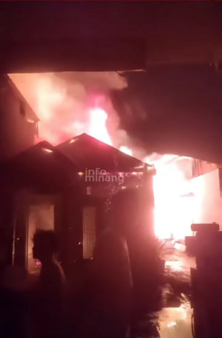 Kebakaran Melanda Kurao Pagang, 6 Bangunan Ludes Dilalap Api, Kerugian Capai Rp1 Miliar