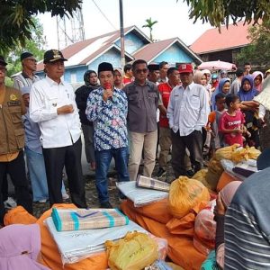 Kebakaran di Pasar Sasak, Wakil Ketua DPRD Endra Yama Putra S.Pi Dampingi Wabub Risnawanto.SE Turun Langsung Berikan Bantuan