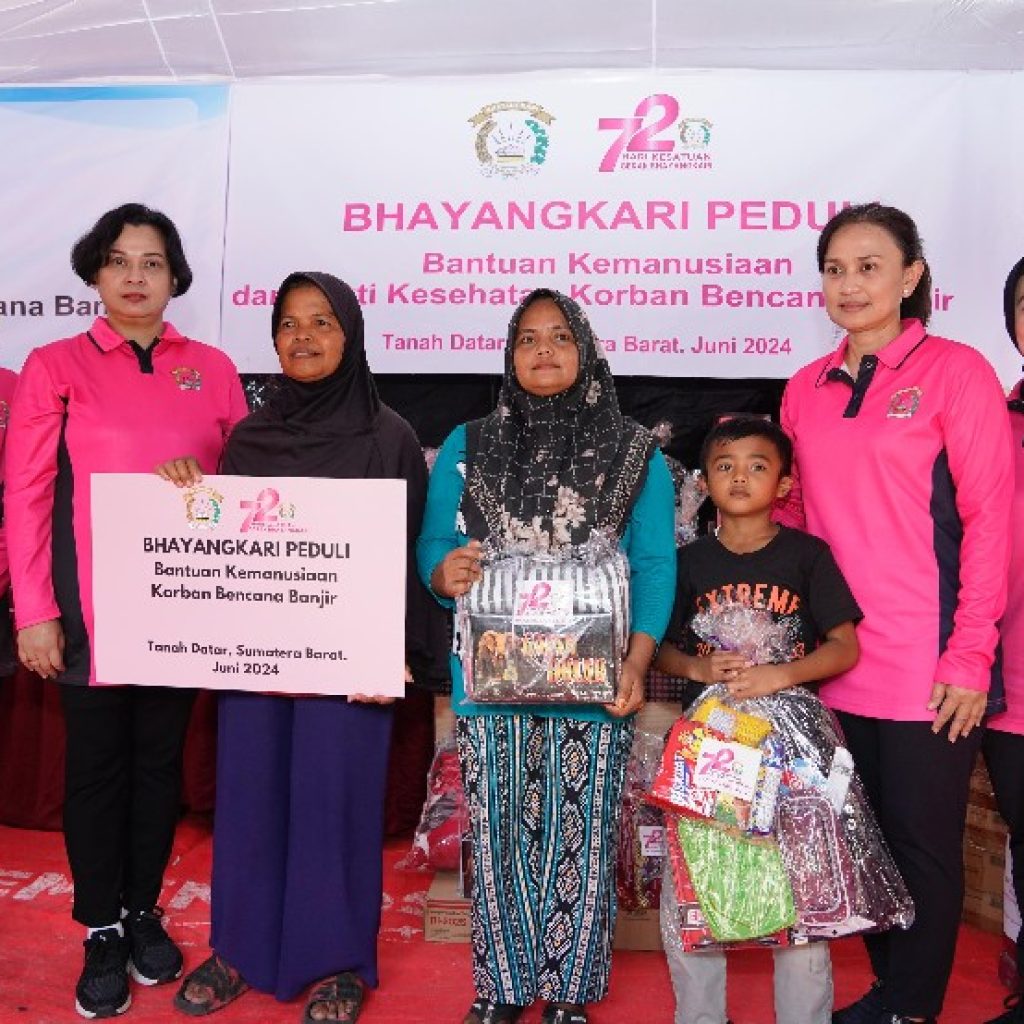 Ketua Umum Bhayangkari Kunjungi Posko Pengungsian Banjir Bandang dan Berikan Bantuan serta Trauma Healing